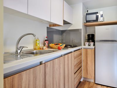 camping-bella-sardinia-mobile-home-premium-i-interior-kitchen