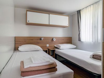 camping-le-esperidi-mobile-home-premium-k-interior-bedroom
