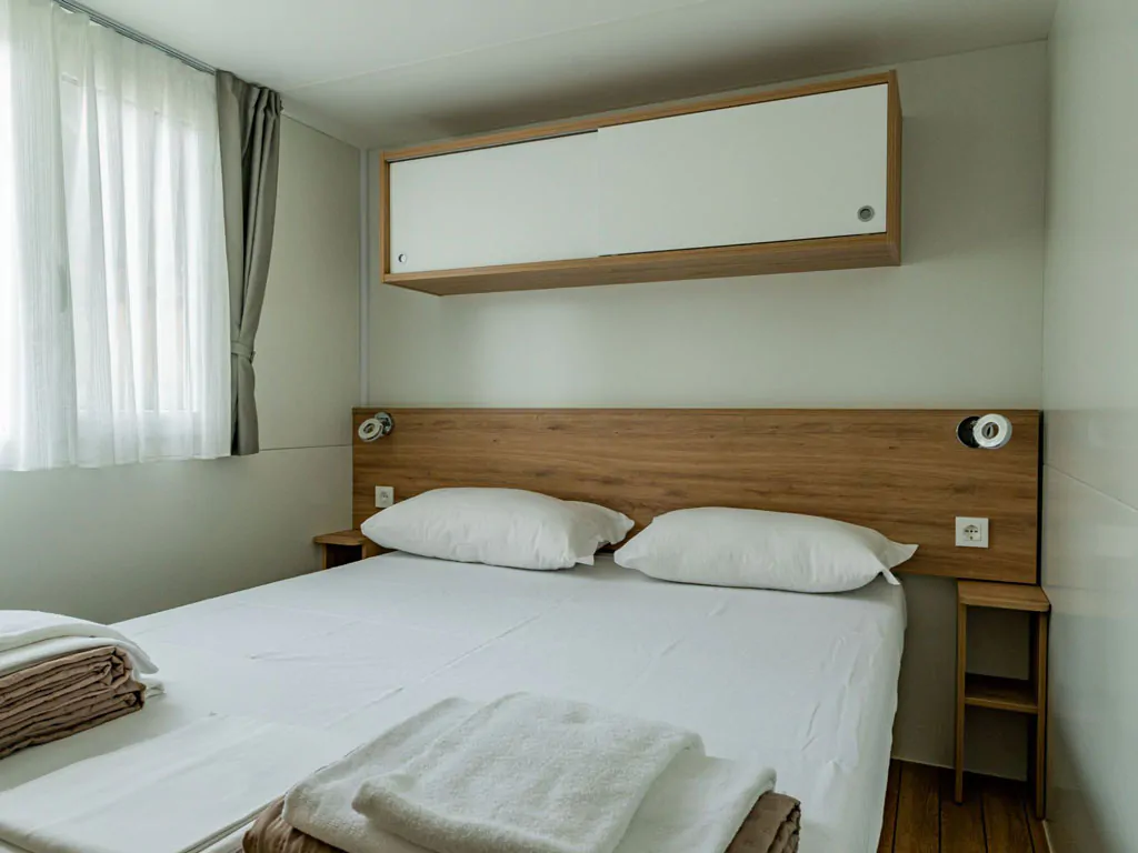 camping-le-esperidi-mobile-home-premium-k-interior-bedroom-doublebed