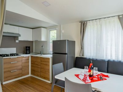 camping-le-esperidi-mobile-home-premium-k-interior-livingroom-kitchen