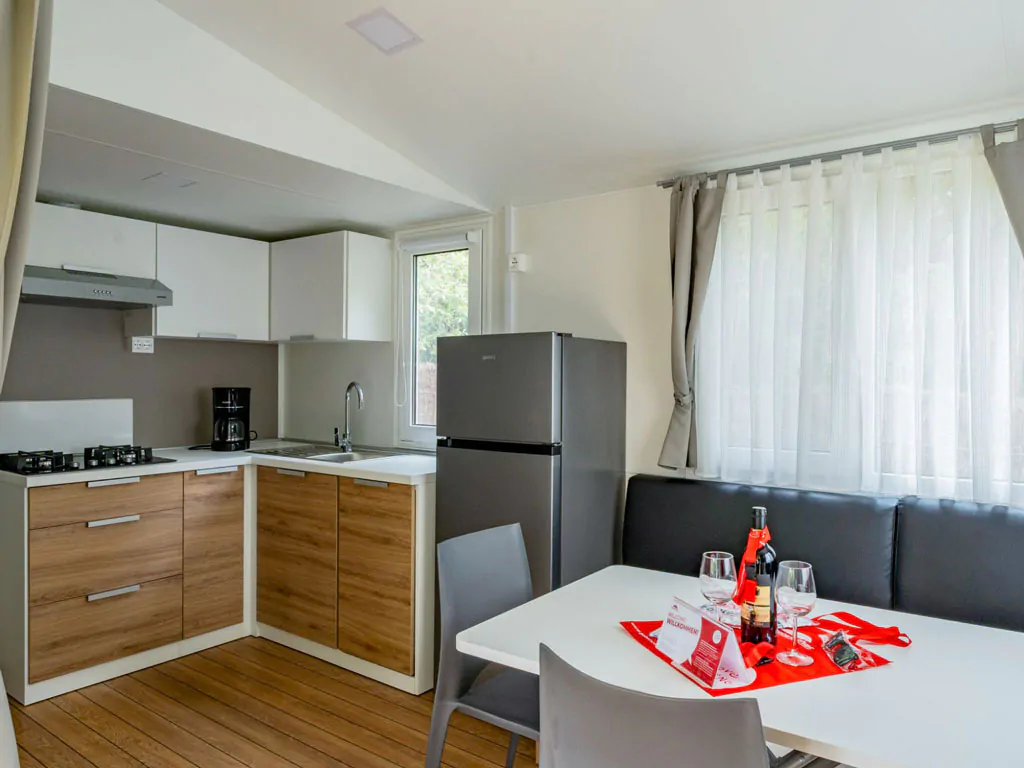 camping-le-esperidi-mobile-home-premium-k-interior-livingroom-kitchen