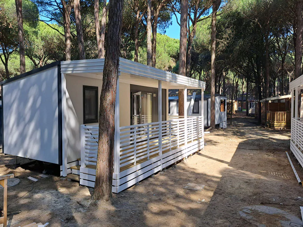 camping-mare-e-pineta-mobile-home-premium-la-exterior-sideview