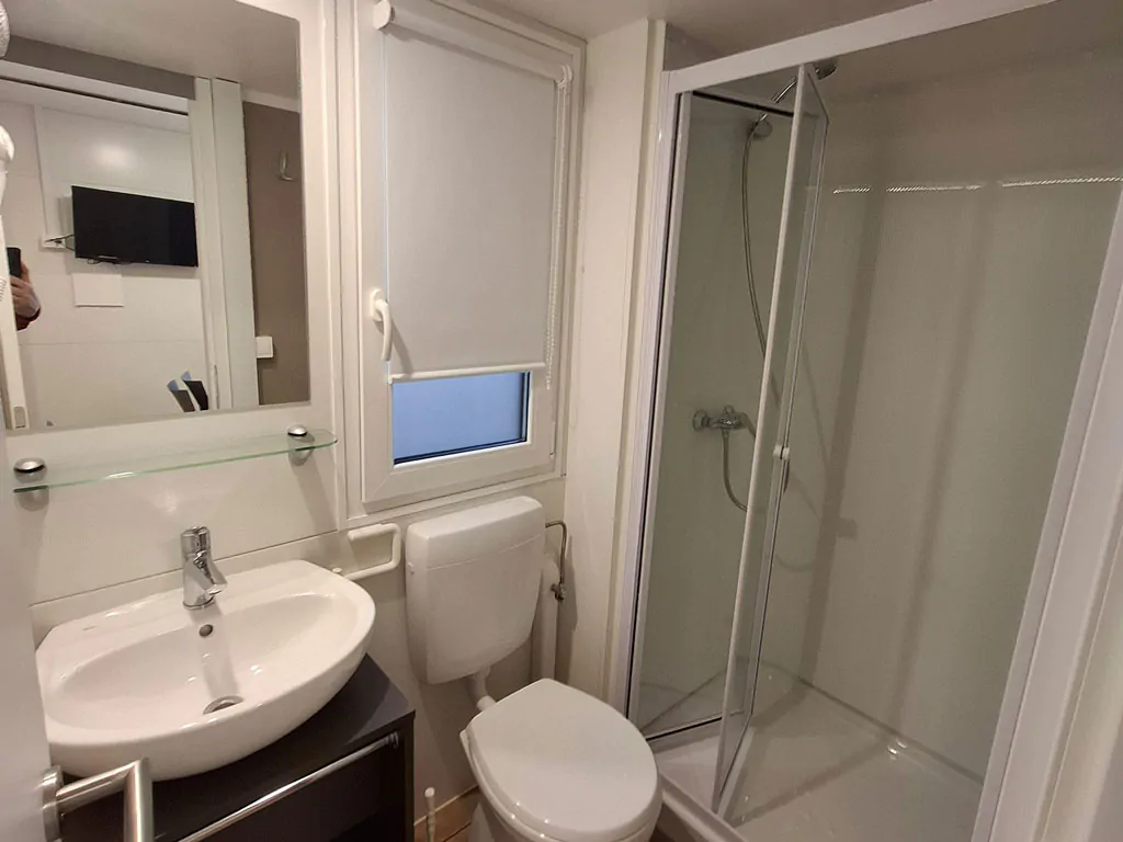 camping-mare-e-pineta-mobile-home-premium-la-interior-bathroom