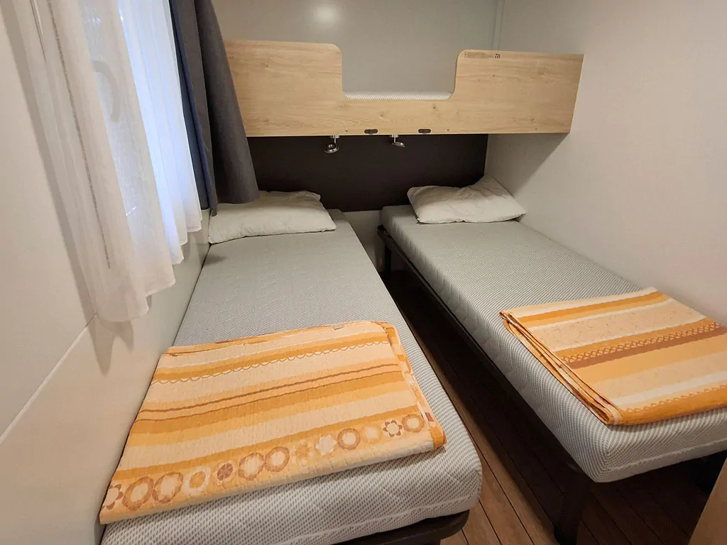 camping-mare-e-pineta-mobile-home-premium-la-interior-bunkbed