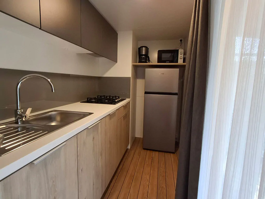 camping-mare-e-pineta-mobile-home-premium-la-interior-kitchen
