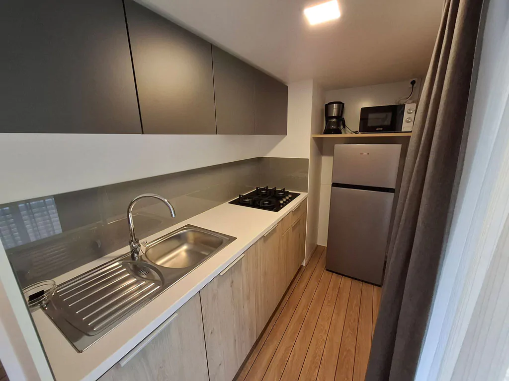 camping-mare-e-pineta-mobile-home-premium-la-interior-livingroom-kitchen-wide
