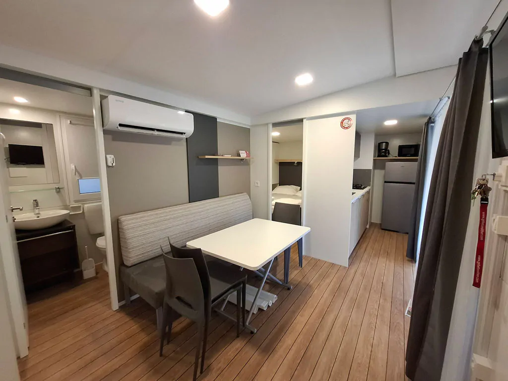 camping-mare-e-pineta-mobile-home-premium-la-interior-livingroom-kitchen