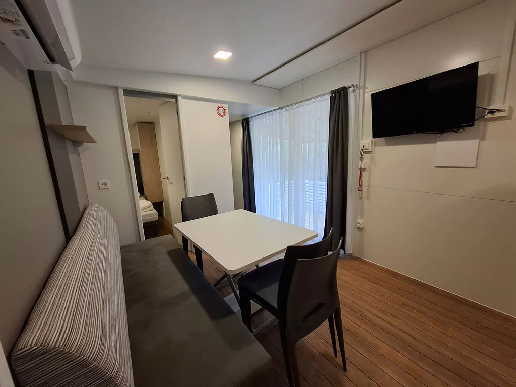 camping-mare-e-pineta-mobile-home-premium-la-interior-livingroom-table