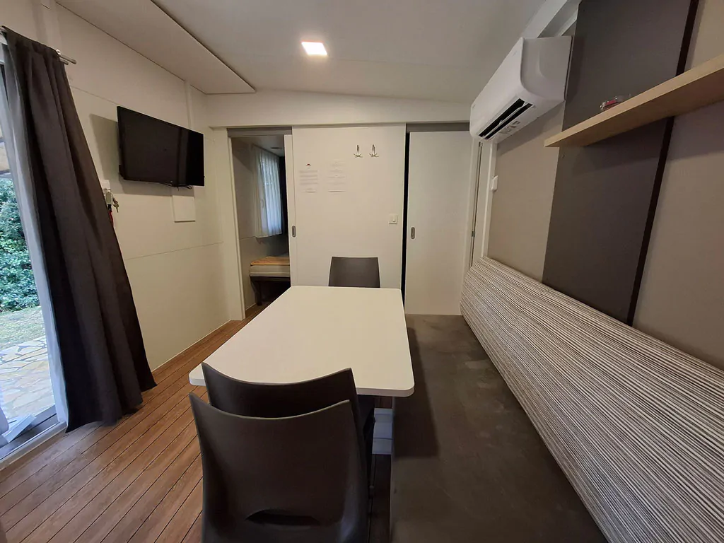 camping-mare-e-pineta-mobile-home-premium-la-interior-livingroom