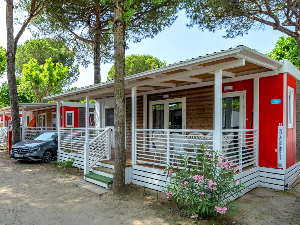 camping-union-lido-mobile-home-premium-i-exterior-frontview-garden