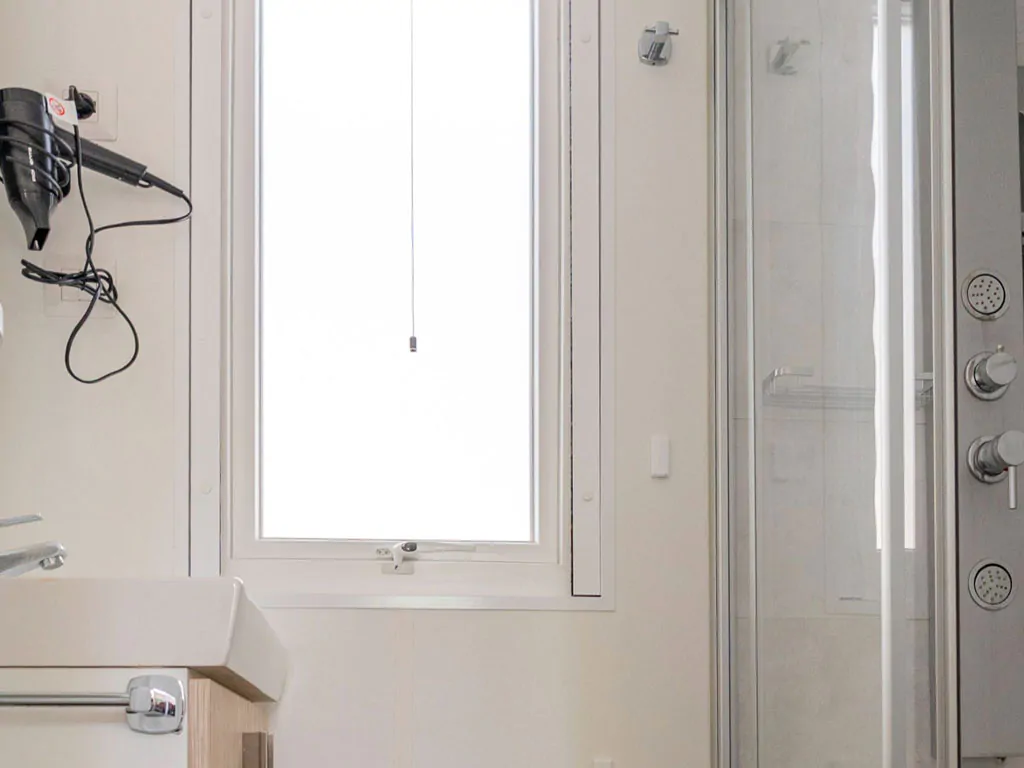 camping-union-lido-mobile-home-premium-i-interior-bathroom