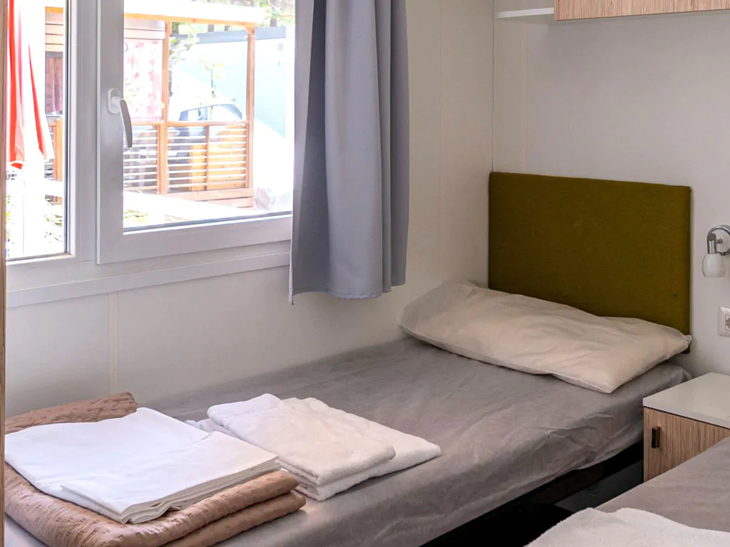 camping-union-lido-mobile-home-premium-i-interior-bedroom-single-bed