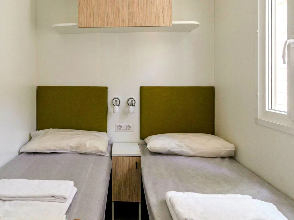 camping-union-lido-mobile-home-premium-i-interior-bedroom-single-beds