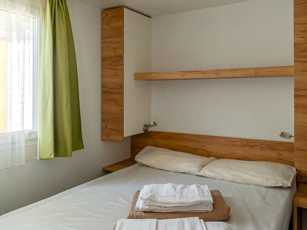 camping-union-lido-mobile-home-premium-la-interior-double-bed