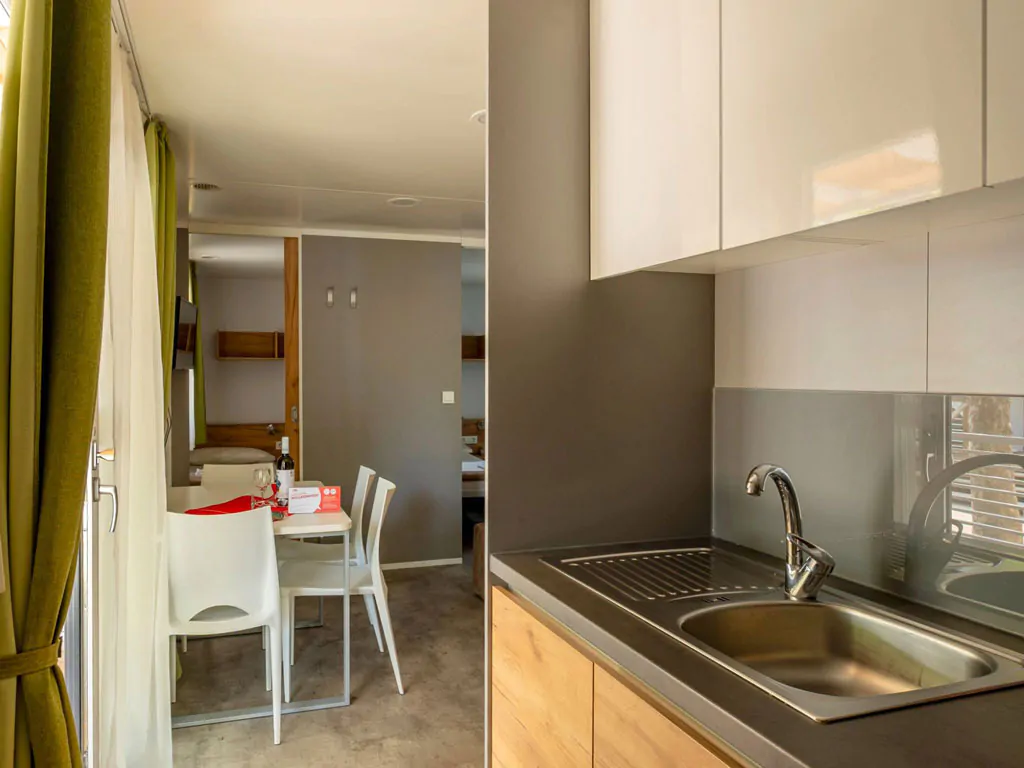 camping-union-lido-mobile-home-premium-la-interior-kitchen