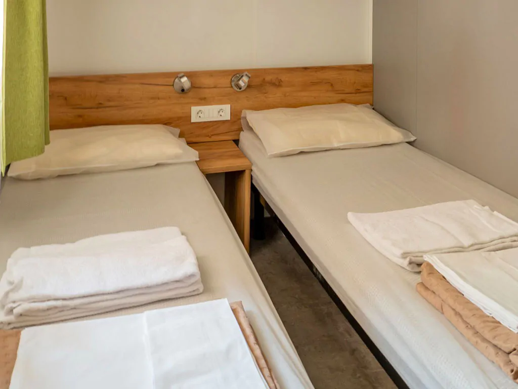 camping-union-lido-mobile-home-premium-la-interior-single-beds