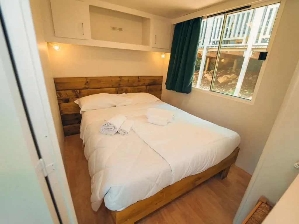 cottage-classic-bedroom-with-double-bed