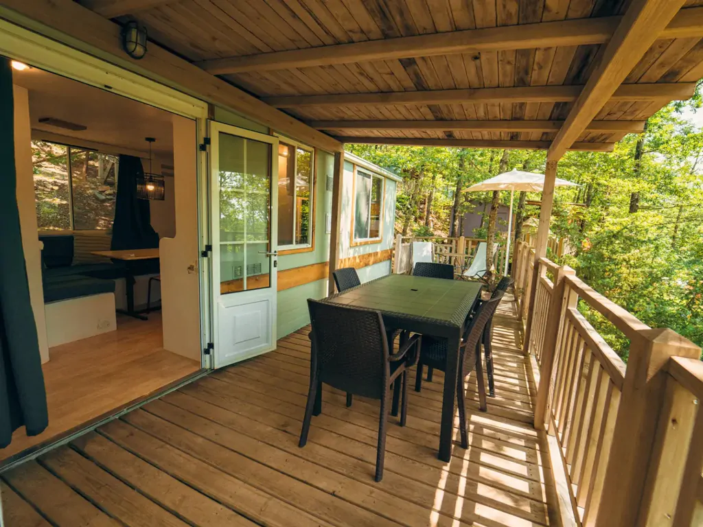 cottage-classic-terrace-with-table