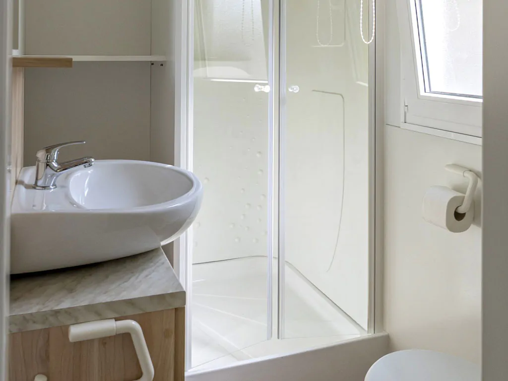 marina-di-venezia-mobile-home-klassik-a-interior-bathroom