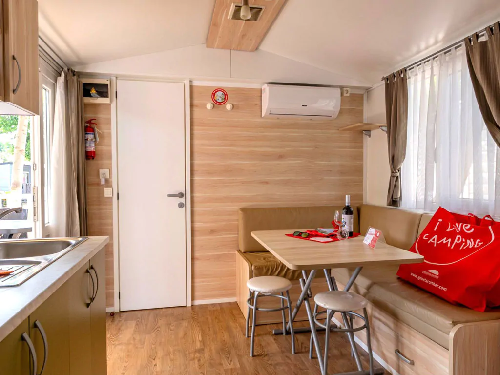 marina-di-venezia-mobile-home-klassik-a-interior-livingroom-table