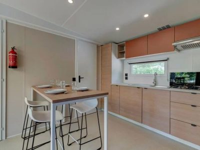 amadria-trogir-comfort-xl-dining-table-next-to-kitchen
