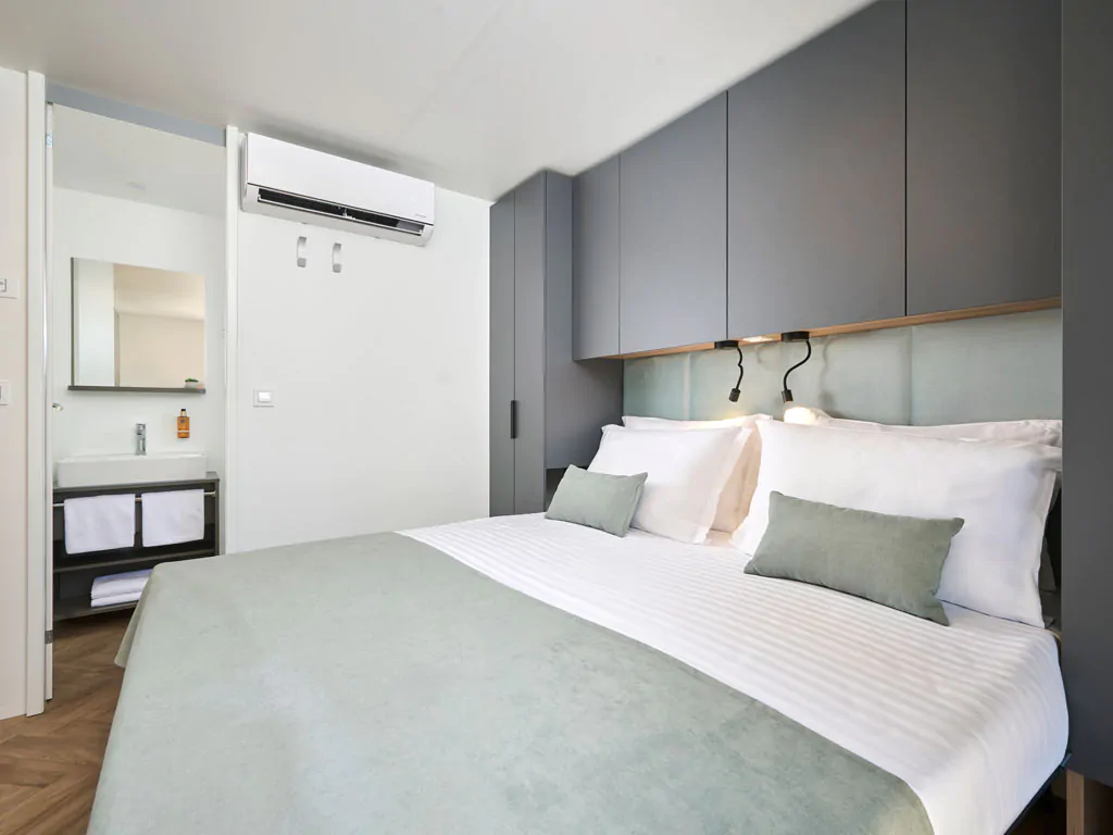 aminess-atea-camping-resort-luxury-glamping-villa-pool-view-interior-bedroom-double-bed-4
