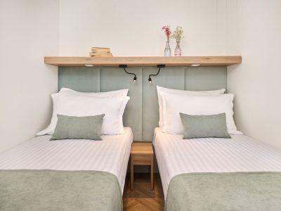 aminess-atea-camping-resort-luxury-glamping-villa-pool-view-interior-bedroom-single-beds-vie