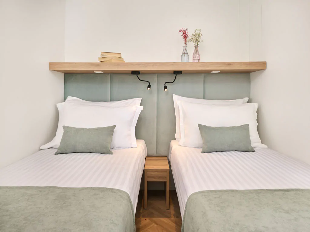 aminess-atea-camping-resort-luxury-glamping-villa-pool-view-interior-bedroom-single-beds-vie