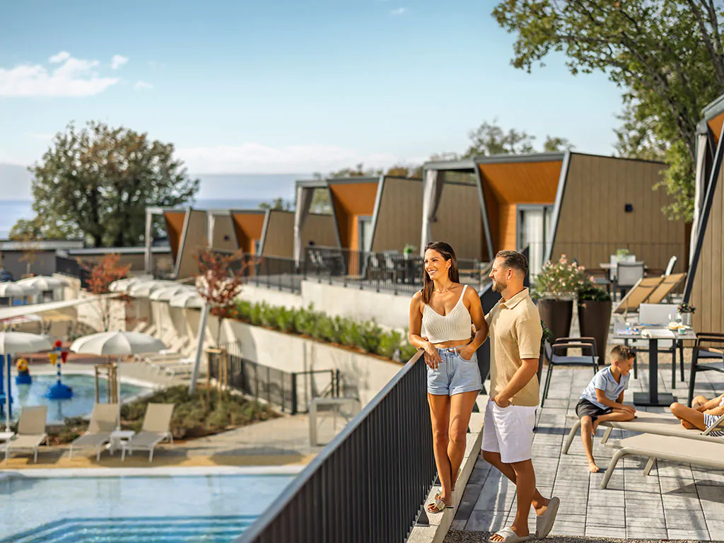 campsite-aminess-atea-luxuty-glamping-villa-pool-view-exteriere-people