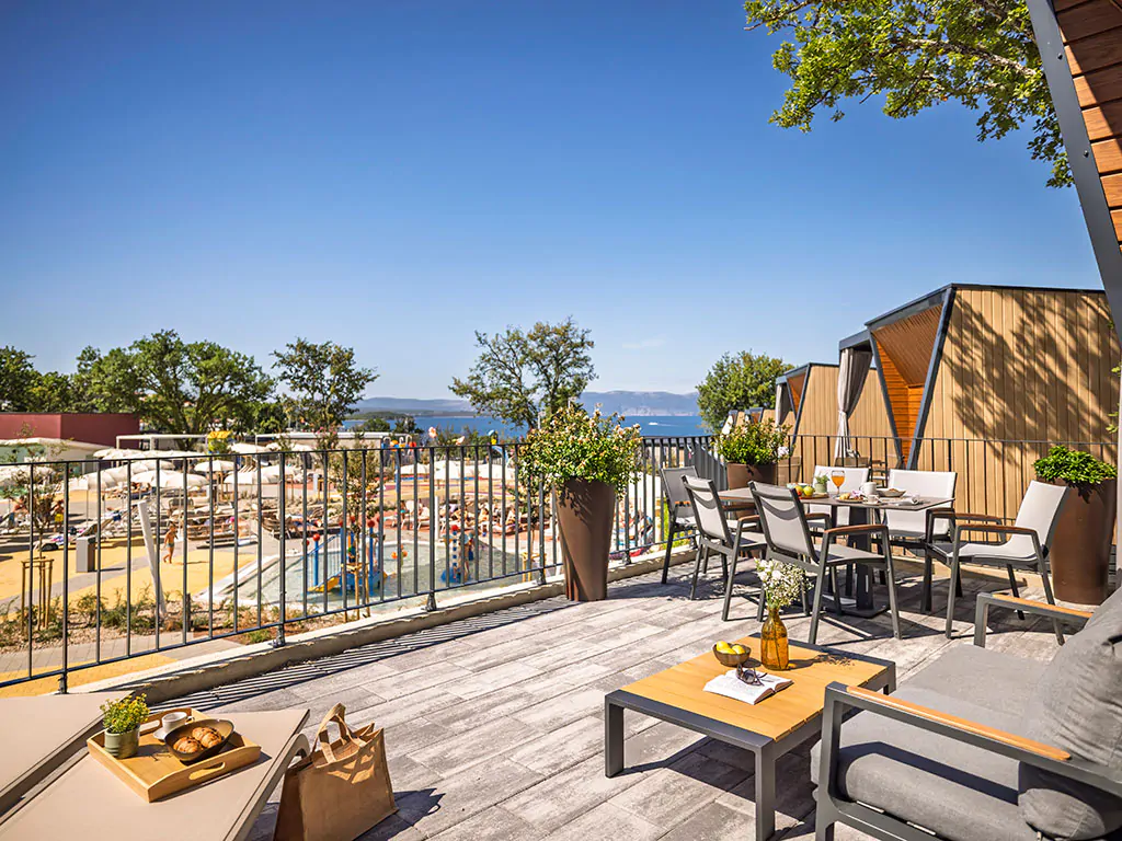 campsite-aminess-atea-luxuty-glamping-villa-pool-view-exteriere-terace