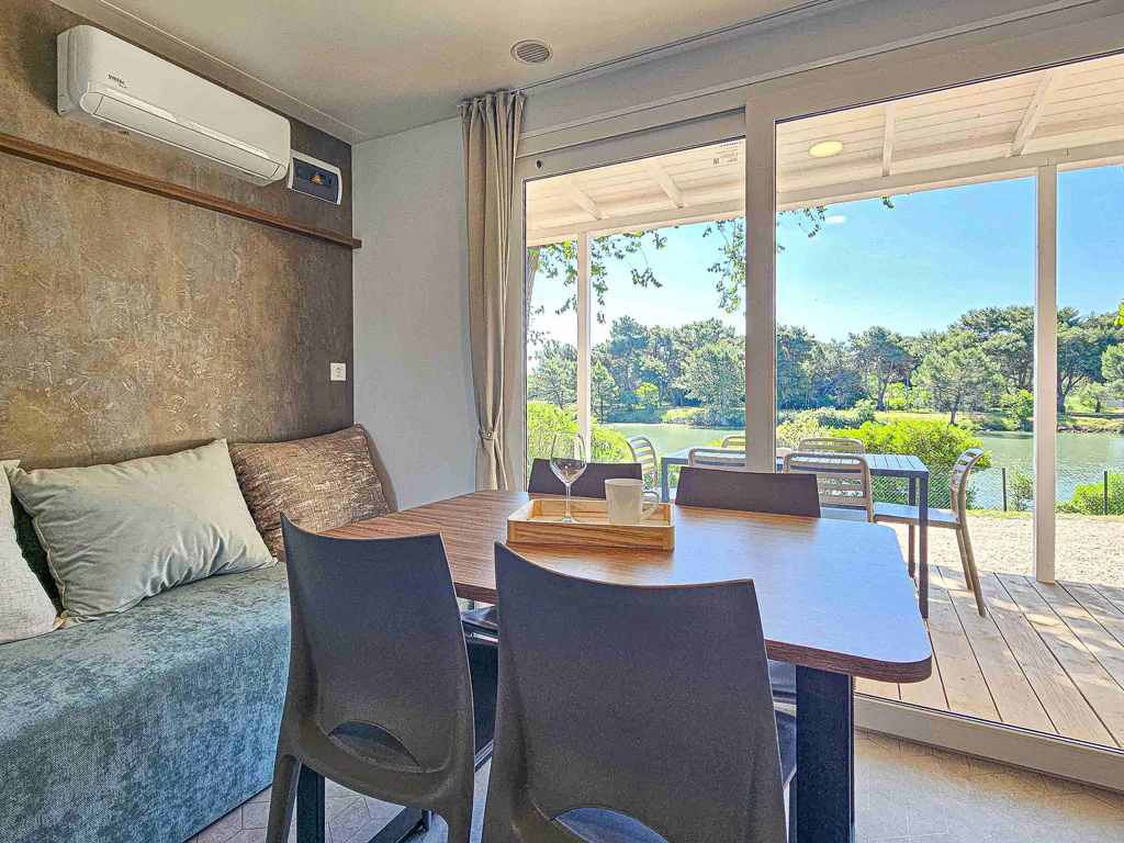 campsite-bivilage-mobile-home-lodge-prestige-laguna-interior-living-room