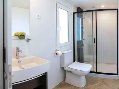 campsite-galeb-mobile-home-adria-superior-whirpool-interior-bathroom-toilette