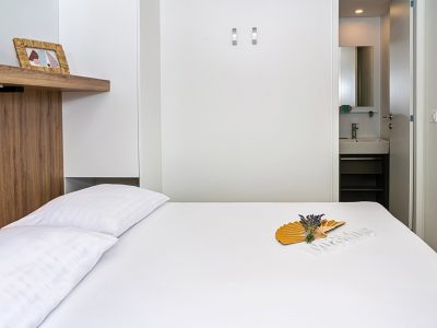 campsite-galeb-mobile-home-adria-superior-whirpool-interior-bedroom-double-bed-sute