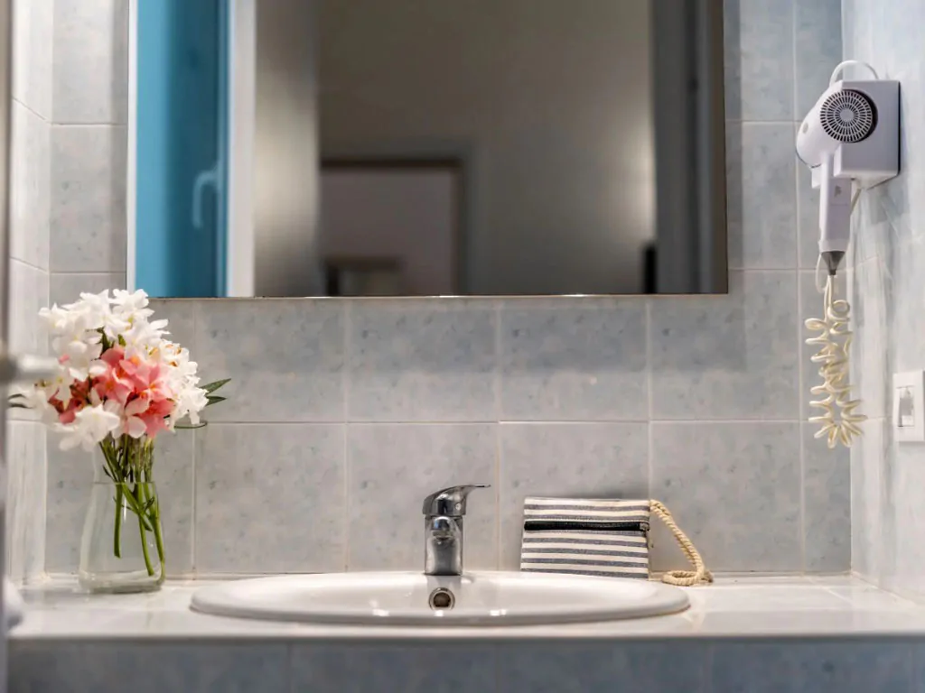 centro-vacanze-villaggio-san-francesco-mobile-home-holiday-home-4-interior-bathroom