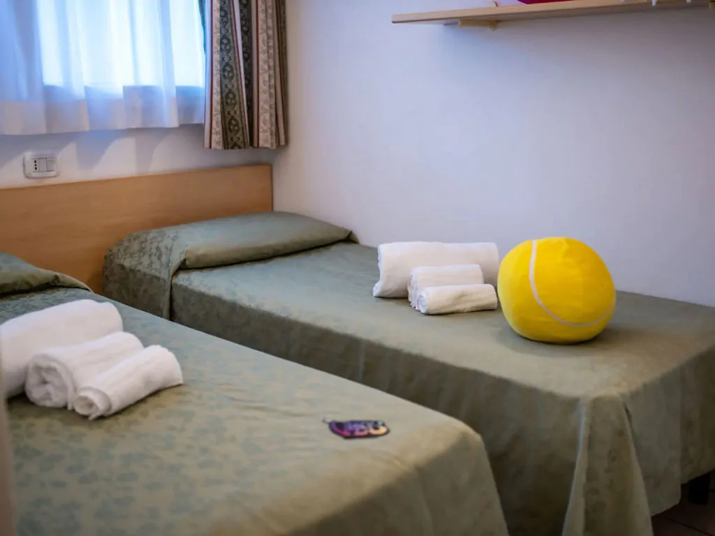 centro-vacanze-villaggio-san-francesco-mobile-home-holiday-home-4-interior-bedroom