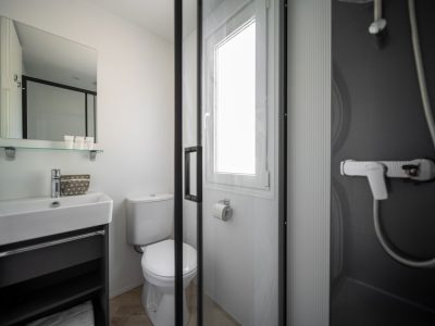 centro-vacanze-villaggio-san-francesco-mobile-home-lodge-prestige-daisy-interior-bathroom