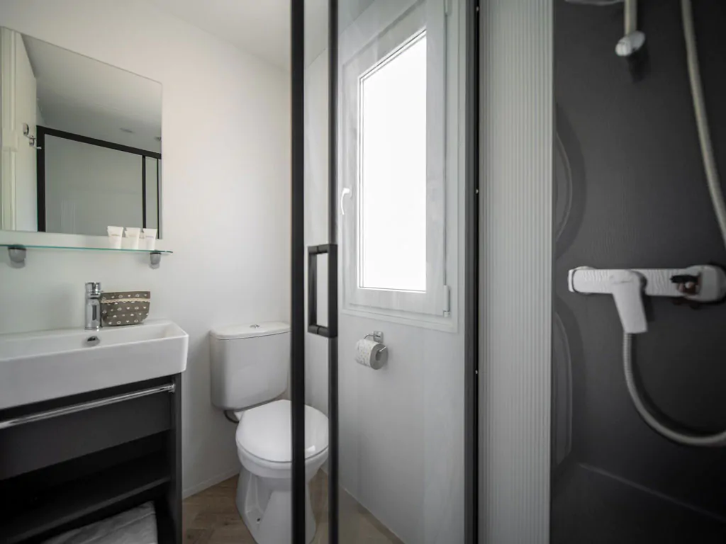 centro-vacanze-villaggio-san-francesco-mobile-home-lodge-prestige-daisy-interior-bathroom