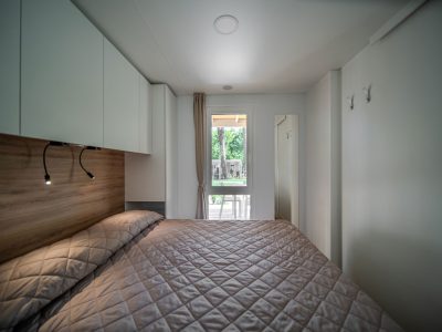 centro-vacanze-villaggio-san-francesco-mobile-home-lodge-prestige-daisy-interior-bedroom-double-bed