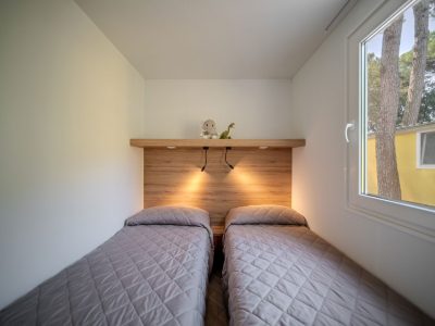 centro-vacanze-villaggio-san-francesco-mobile-home-lodge-prestige-daisy-interior-bedroom-single-beds-view