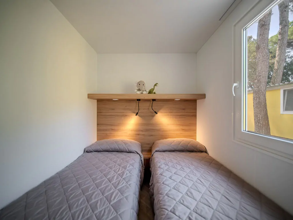 centro-vacanze-villaggio-san-francesco-mobile-home-lodge-prestige-daisy-interior-bedroom-single-beds-view