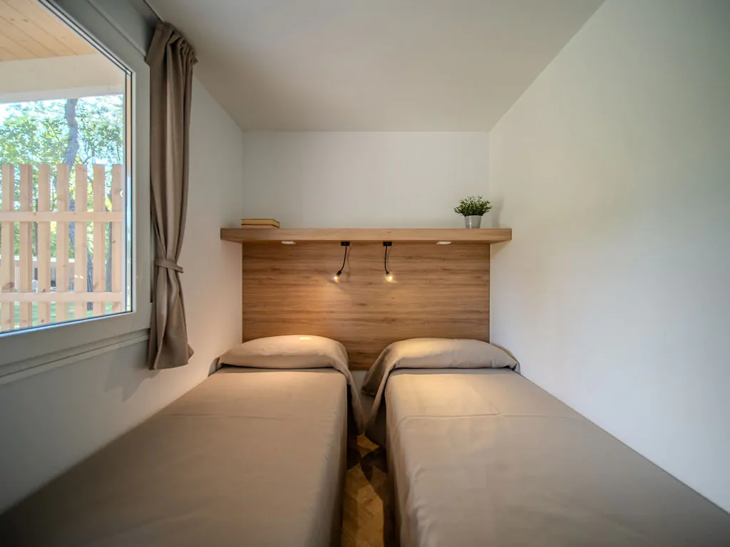 centro-vacanze-villaggio-san-francesco-mobile-home-lodge-prestige-daisy-interior-bedroom-single-beds