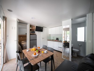 centro-vacanze-villaggio-san-francesco-mobile-home-lodge-prestige-daisy-interior-kitchen