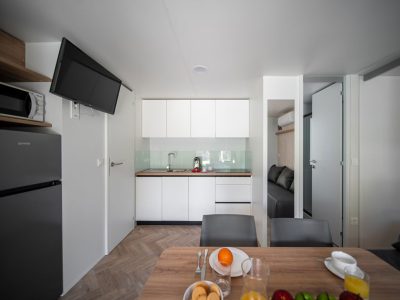 centro-vacanze-villaggio-san-francesco-mobile-home-lodge-prestige-daisy-interior-kitchen-view