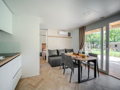 centro-vacanze-villaggio-san-francesco-mobile-home-lodge-prestige-daisy-interior-living-room