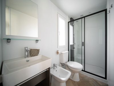 centro-vacanze-villaggio-san-francesco-mobile-home-lodge-prestige-lilac-interior-bathroom