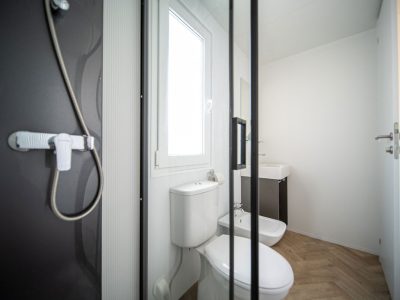 centro-vacanze-villaggio-san-francesco-mobile-home-lodge-prestige-lilac-interior-bathroom-view