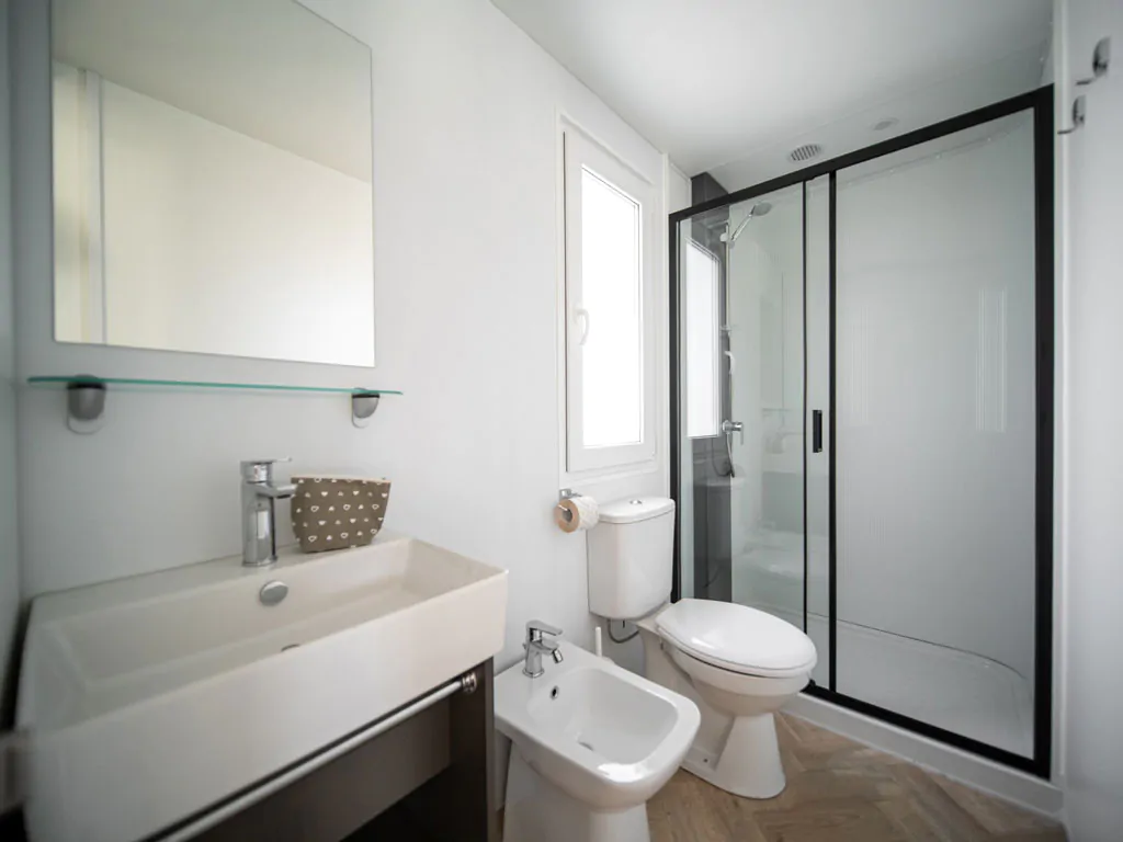 centro-vacanze-villaggio-san-francesco-mobile-home-lodge-prestige-lilac-interior-bathroom