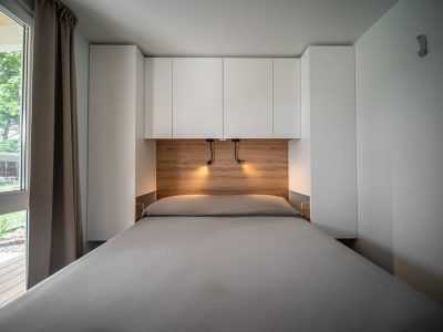 centro-vacanze-villaggio-san-francesco-mobile-home-lodge-prestige-lilac-interior-bedroom-double-bed