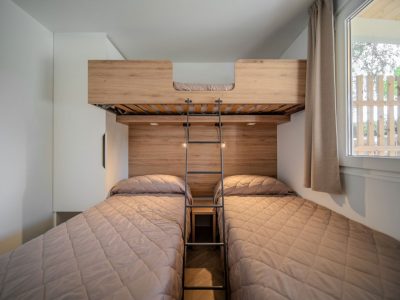 centro-vacanze-villaggio-san-francesco-mobile-home-lodge-prestige-lilac-interior-bedroom-single-beds