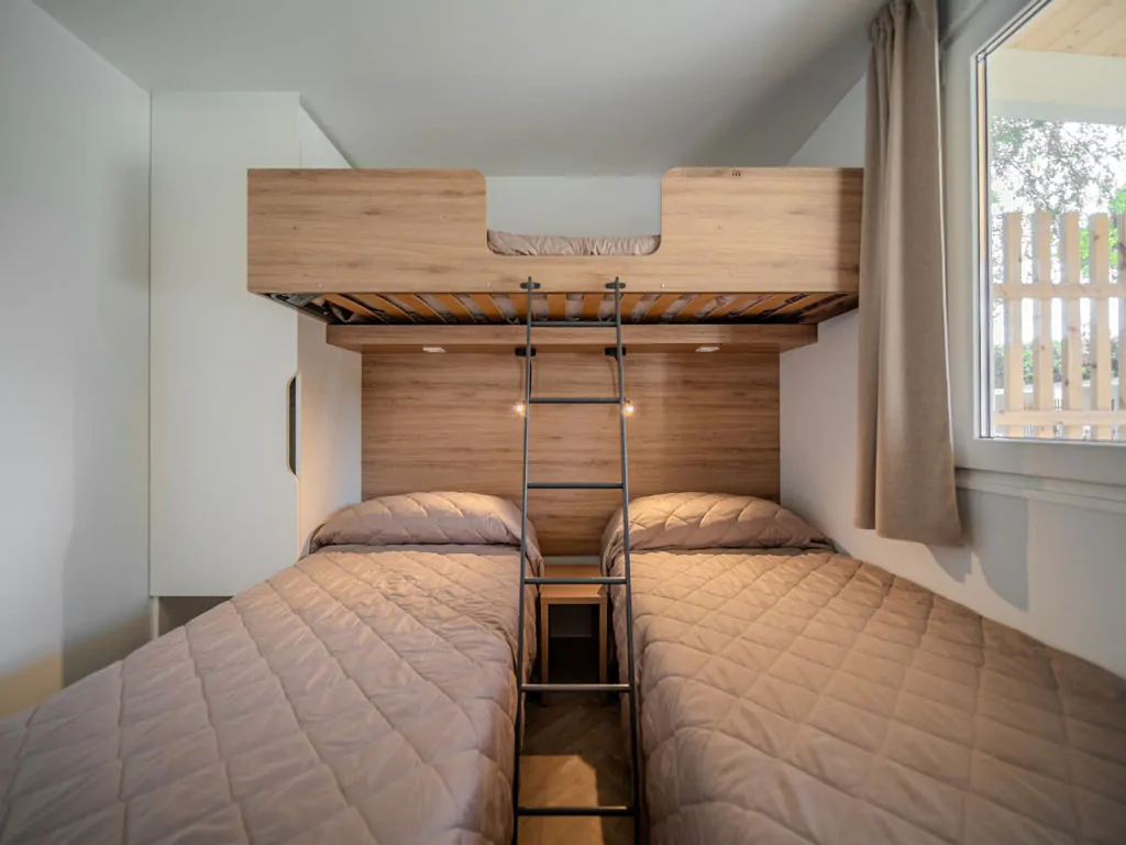 centro-vacanze-villaggio-san-francesco-mobile-home-lodge-prestige-lilac-interior-bedroom-single-beds